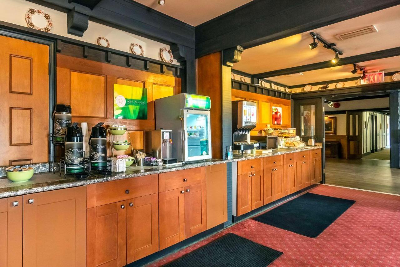 Quality Inn Waddling Dog Saanichton Exterior foto